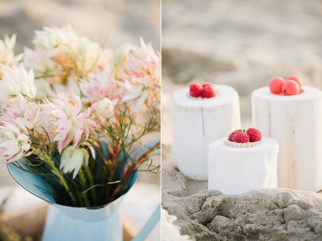 Photo Fruchtige Mini-Törtchen und Blumendekor beim Strandpicknick